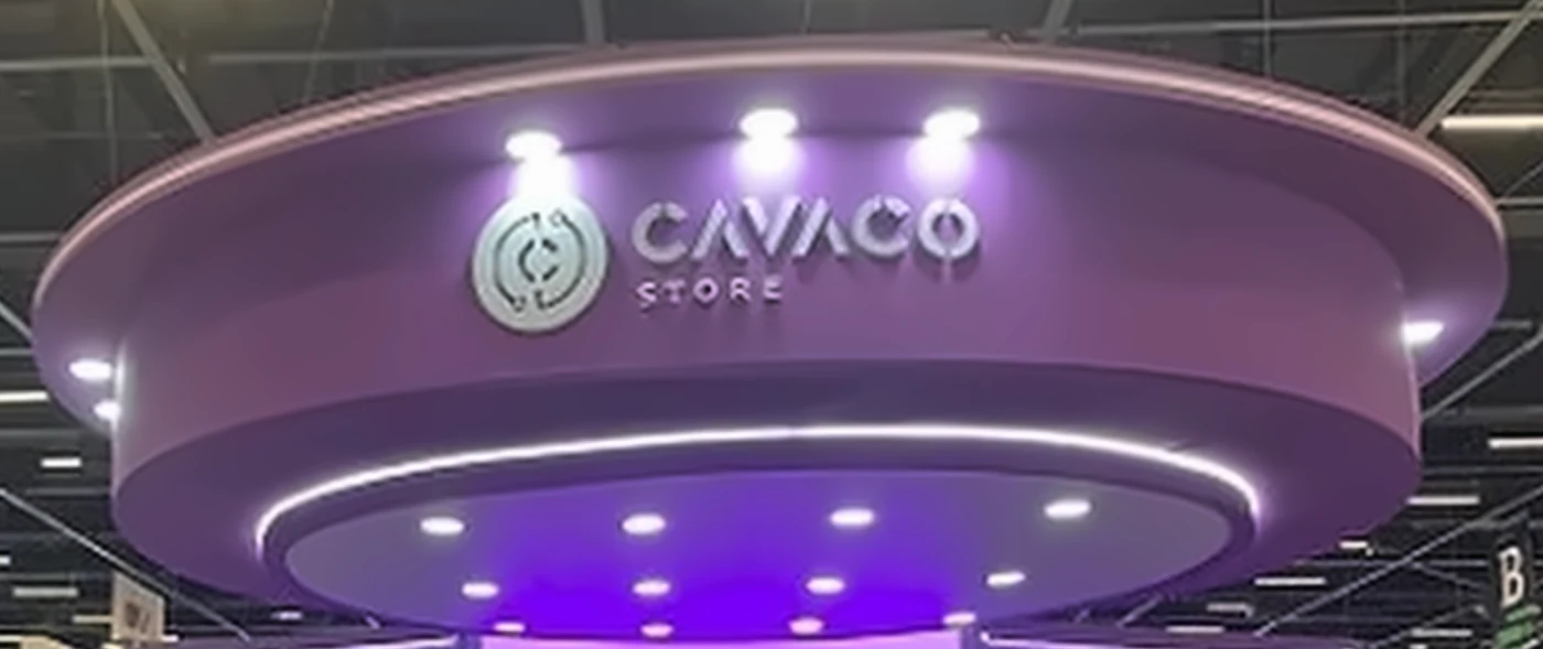 Detalhe do estande: anel roxo suspenso com o logotipo Cavaco Store e iluminação violeta
