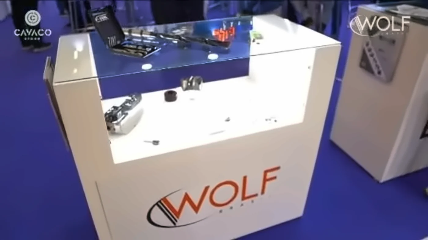 Vitrine iluminada com ferramentas da parceira Wolf no estande da Cavaco Store