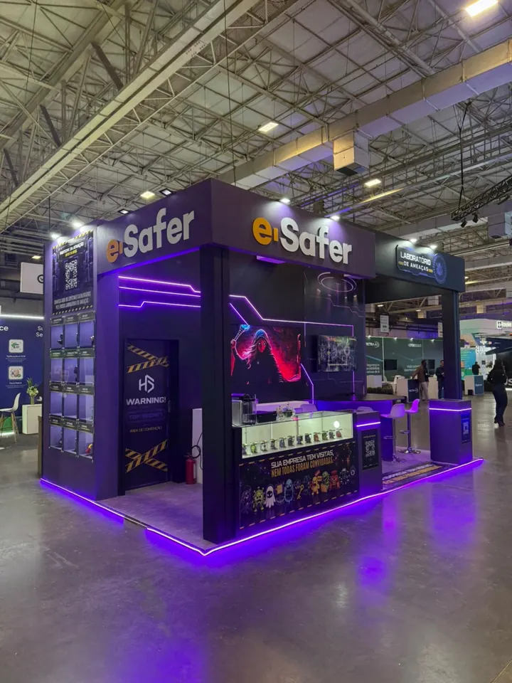 Frente do estande: porta de área de contenção, vitrine com as criaturas em potes e o painel Sua empresa tem visitas, nem todas foram convidadas